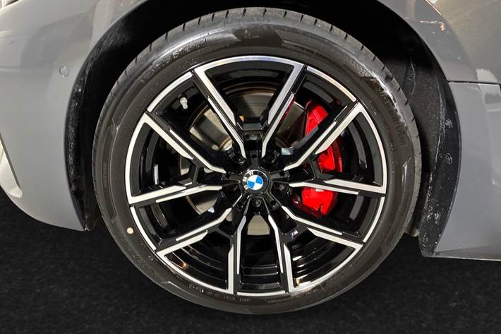 Grå BMW i4 fra 2026