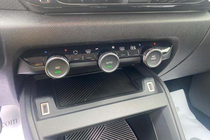 Sort Citroën ë-C4 X fra 2025