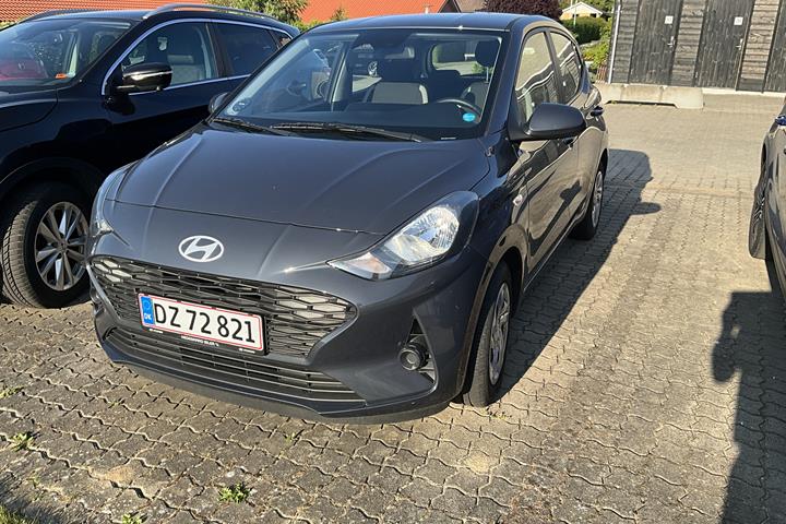 Grå Hyundai i10 fra 2024