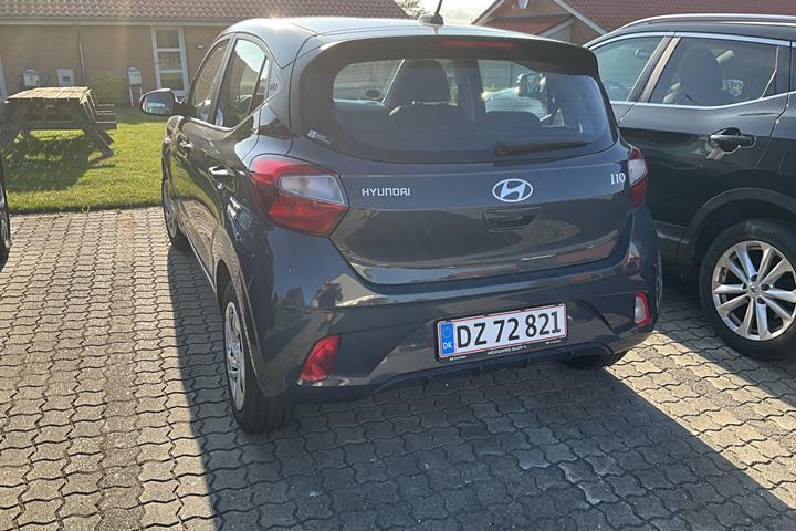 Grå Hyundai i10 fra 2024