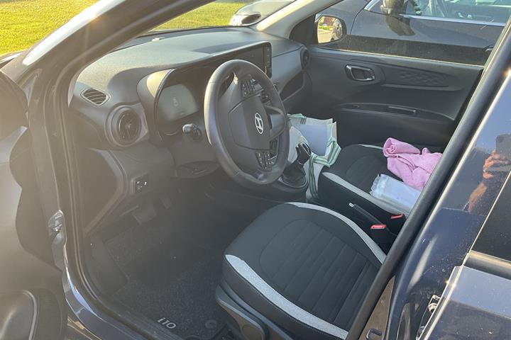 Grå Hyundai i10 fra 2024