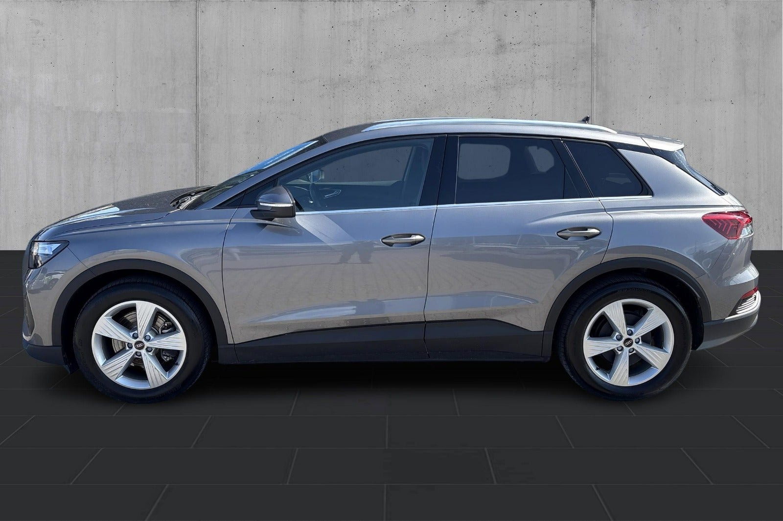 Grå Audi Q4 e-tron fra 2024