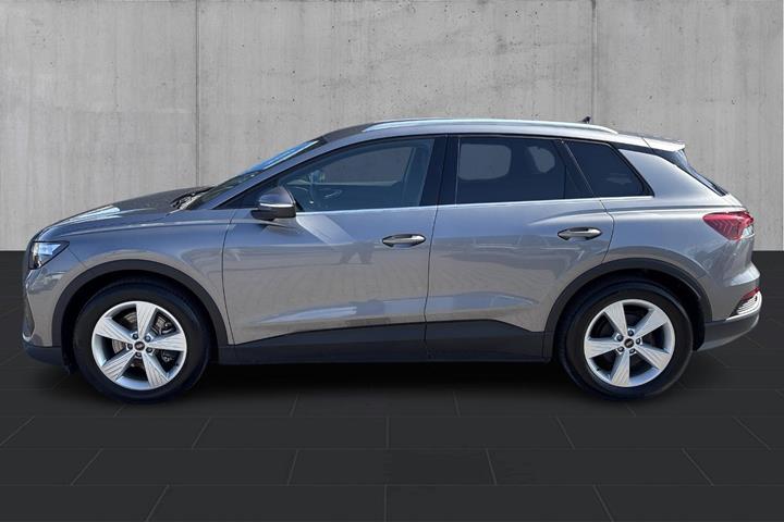 Grå Audi Q4 e-tron fra 2024