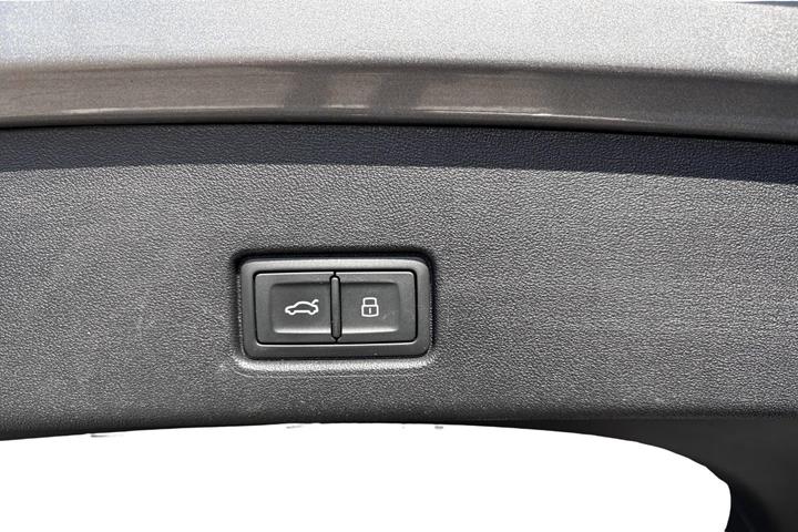 Grå Audi Q4 e-tron fra 2024