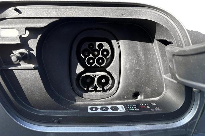 Grå Audi Q4 e-tron fra 2024