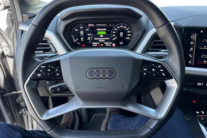 Grå Audi Q4 e-tron fra 2024