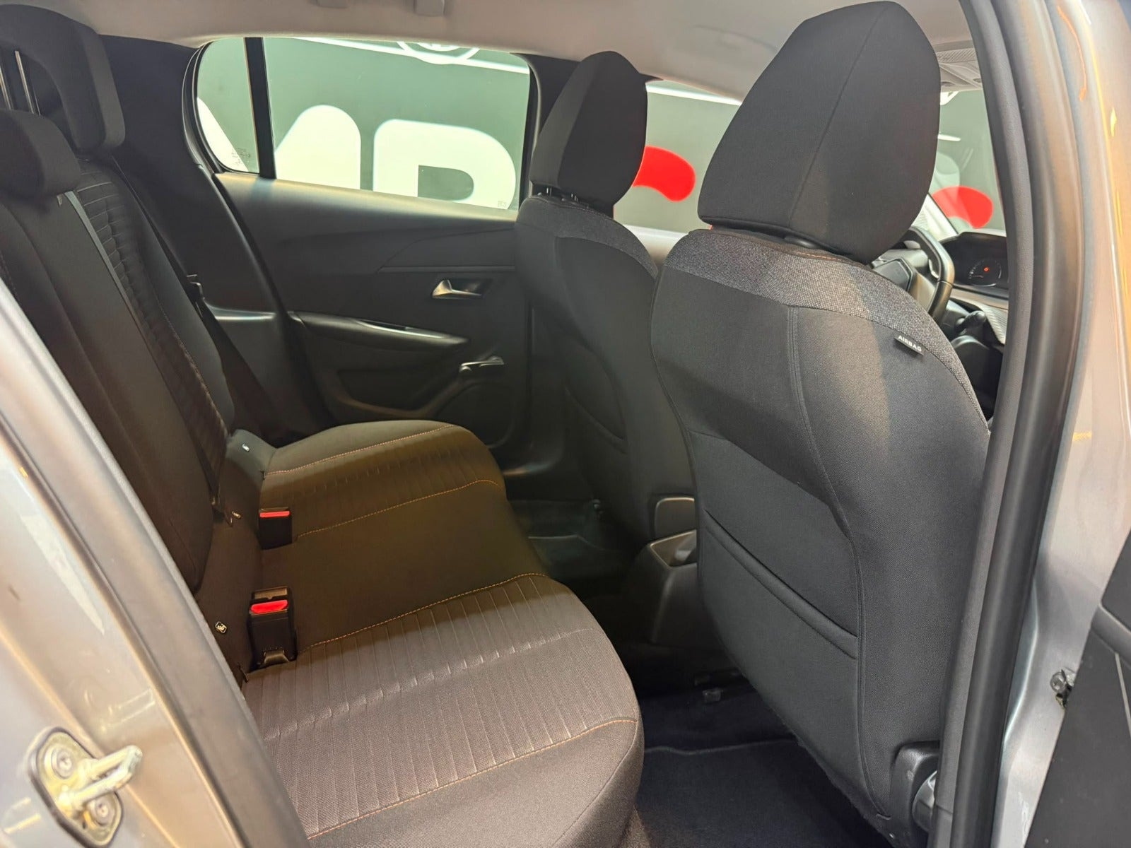 Sølv Peugeot 208 fra 2020