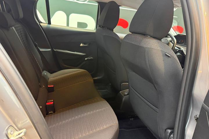 Sølv Peugeot 208 fra 2020