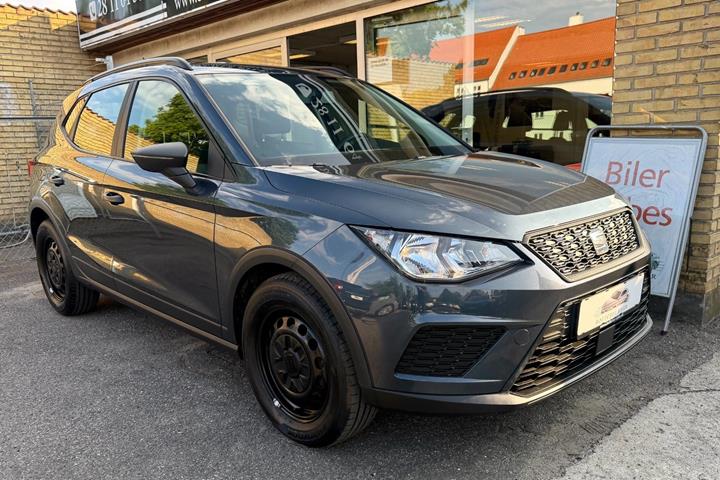 Grå Seat Arona fra 2020 set udefra