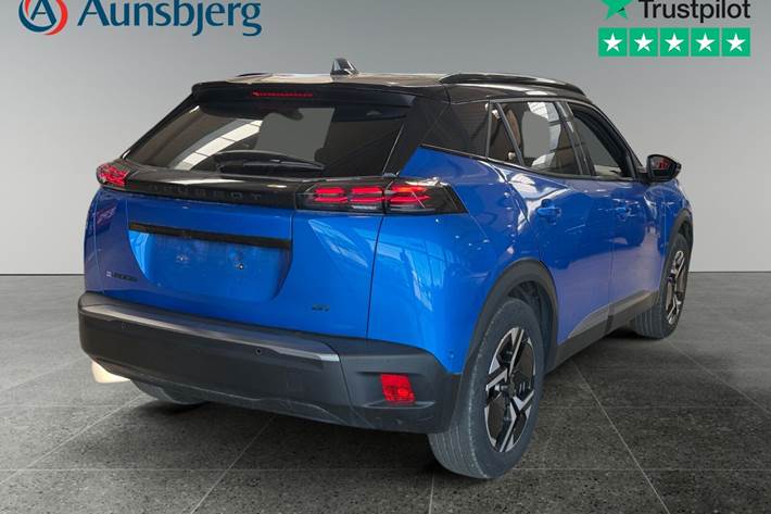 Blå Peugeot e-2008 fra 2025