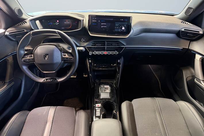 Blå Peugeot e-2008 fra 2025