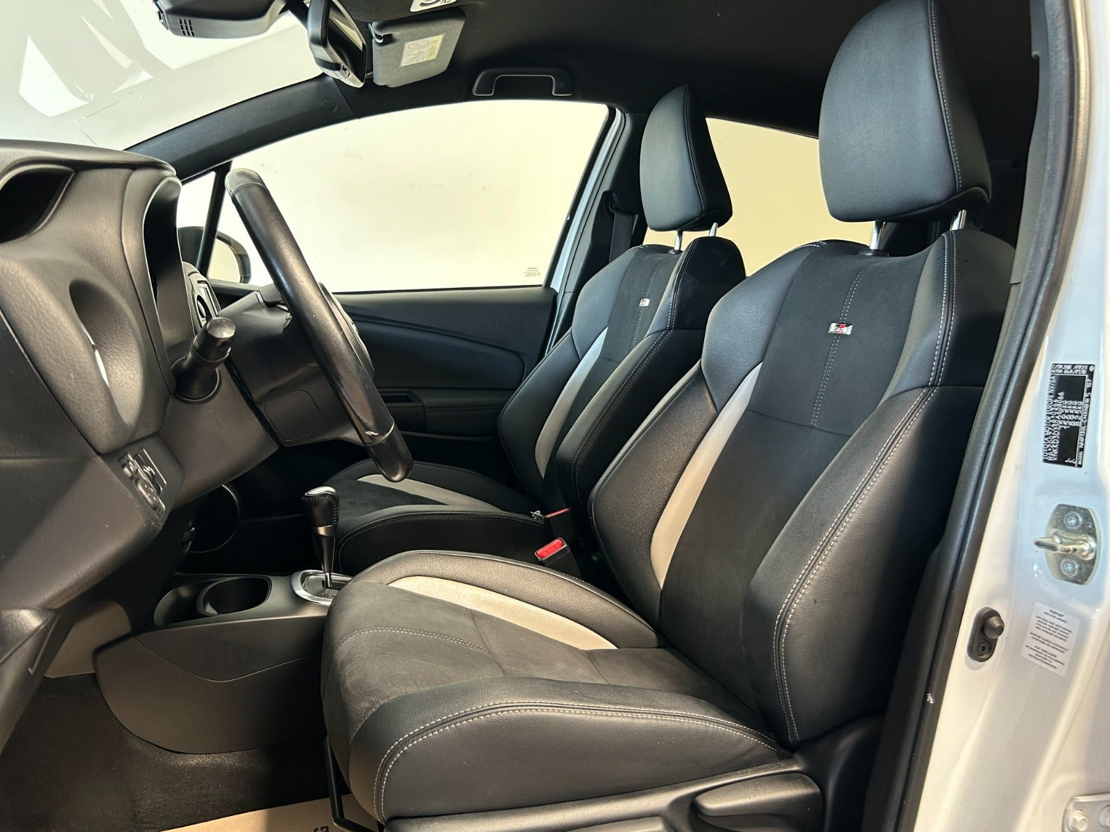 Sort Toyota Yaris fra 2019