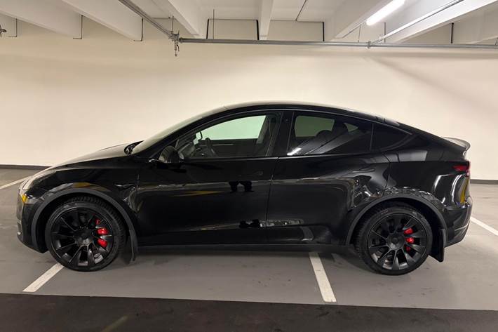 Sort Tesla Model Y fra 2023