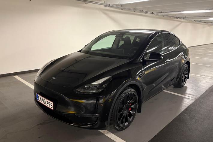 Sort Tesla Model Y fra 2023
