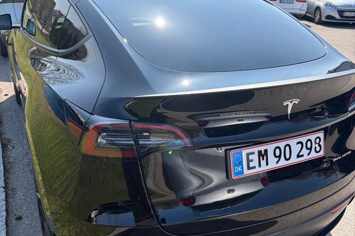 Sort Tesla Model Y fra 2023