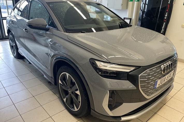 Grå Audi Q4 e-tron fra 2023