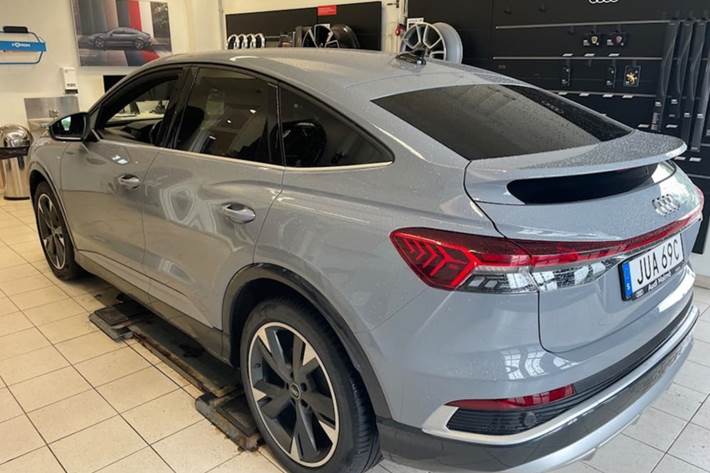 Grå Audi Q4 e-tron fra 2023