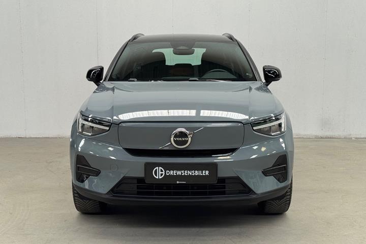 Grå Volvo XC40 fra 2023