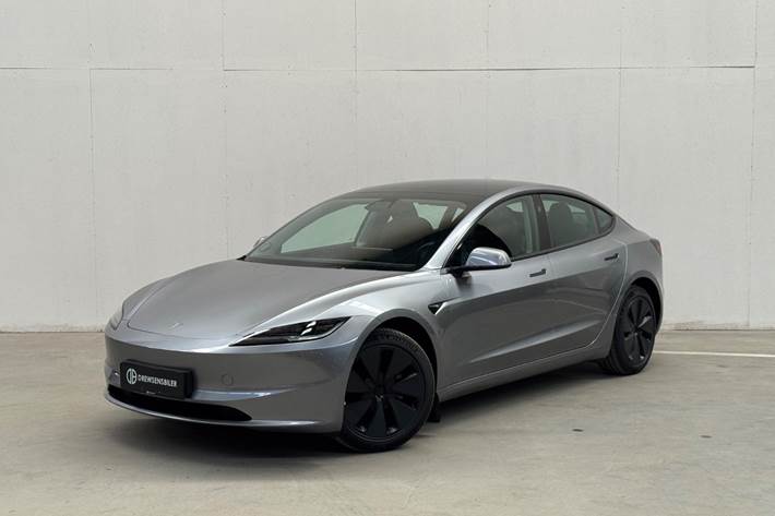 Sølv Tesla Model 3 fra 2025 set udefra