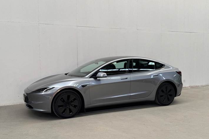 Sølv Tesla Model 3 fra 2025
