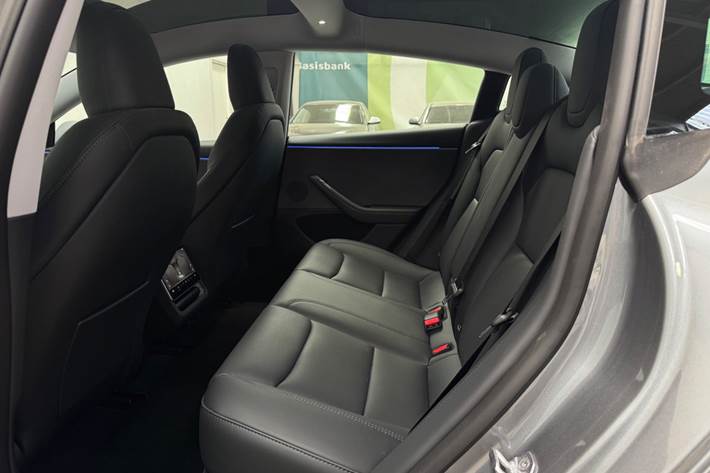 Sølv Tesla Model 3 fra 2025