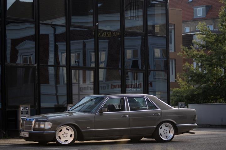 Grå Mercedes 280 SE fra 1981 set udefra