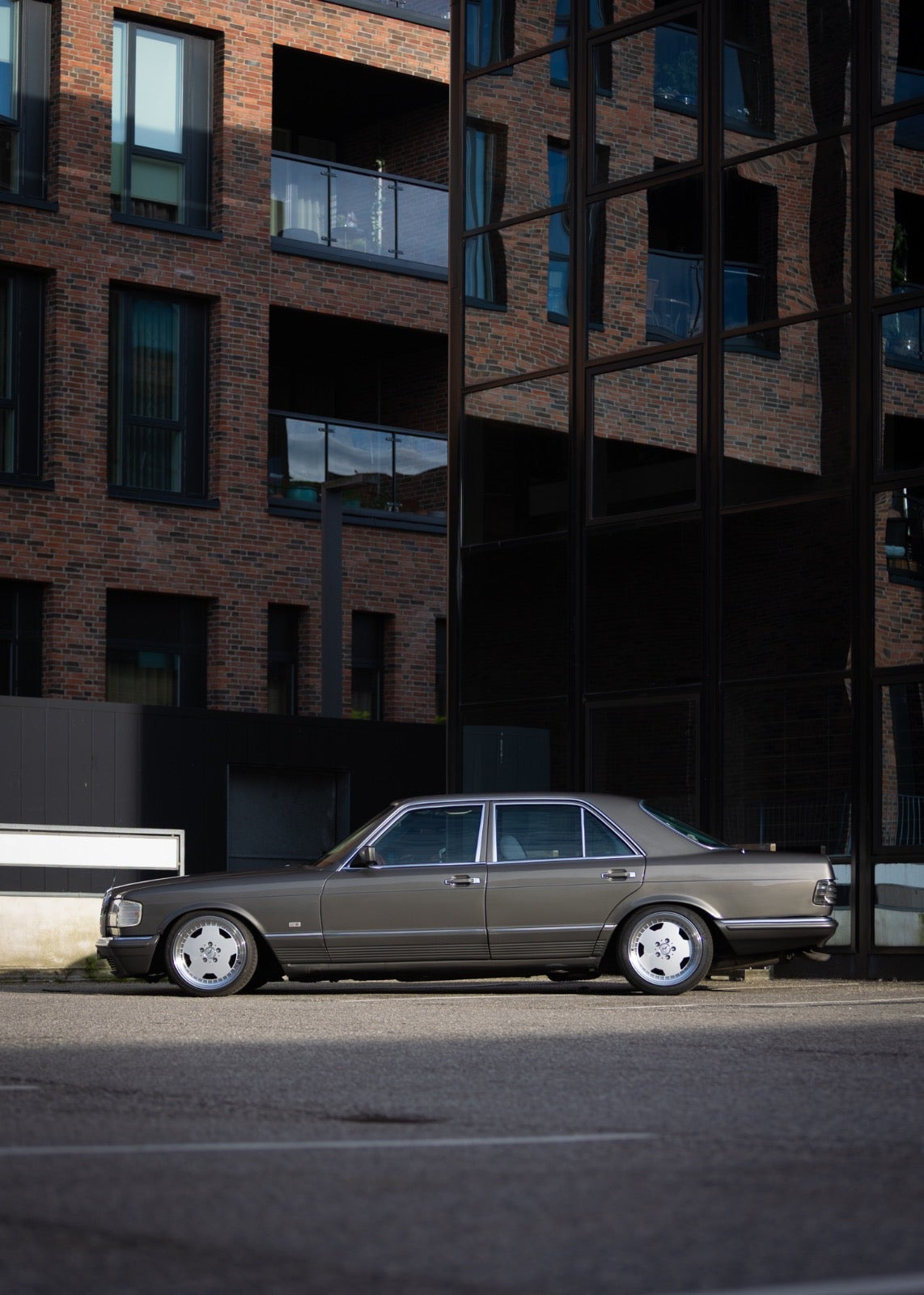Grå Mercedes 280 SE fra 1981 set udefra