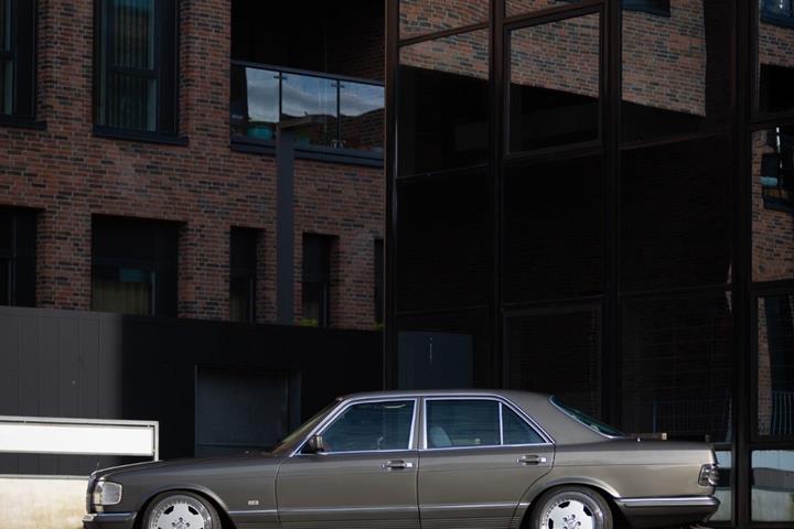 Grå Mercedes 280 SE fra 1981 set udefra