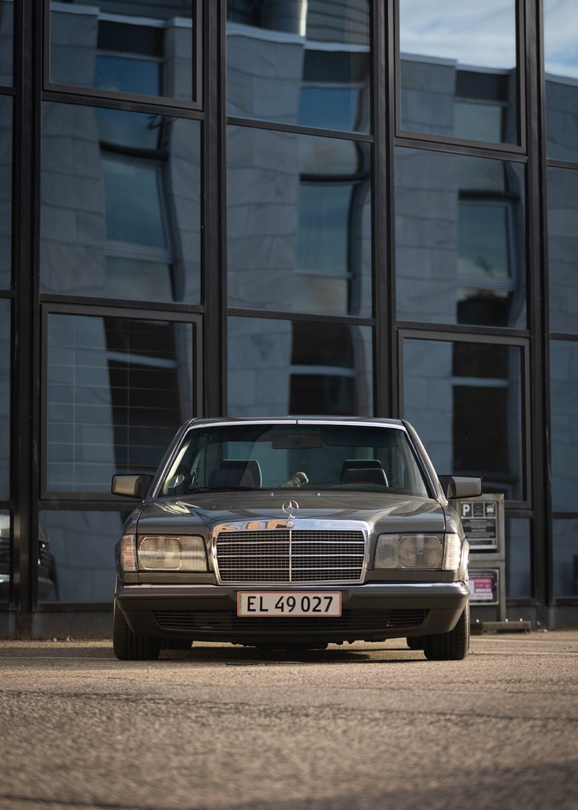 Grå Mercedes 280 SE fra 1981 set udefra