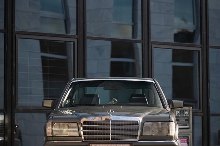 Grå Mercedes 280 SE fra 1981 set udefra