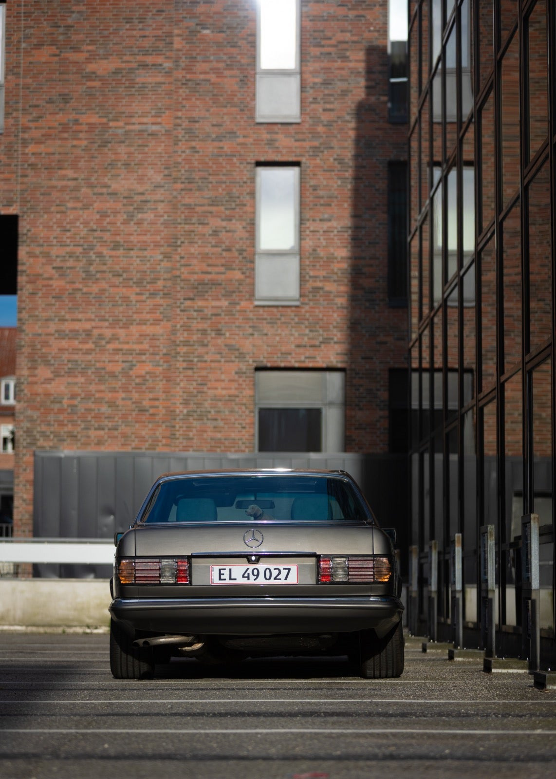 Grå Mercedes 280 SE fra 1981 set udefra