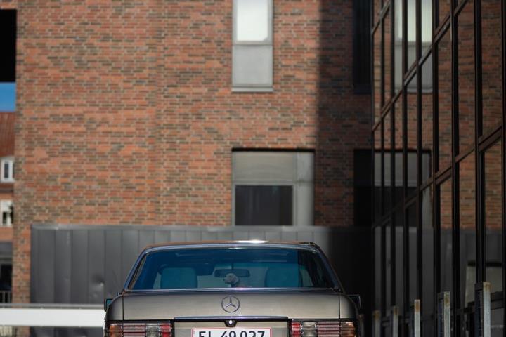 Grå Mercedes 280 SE fra 1981 set udefra