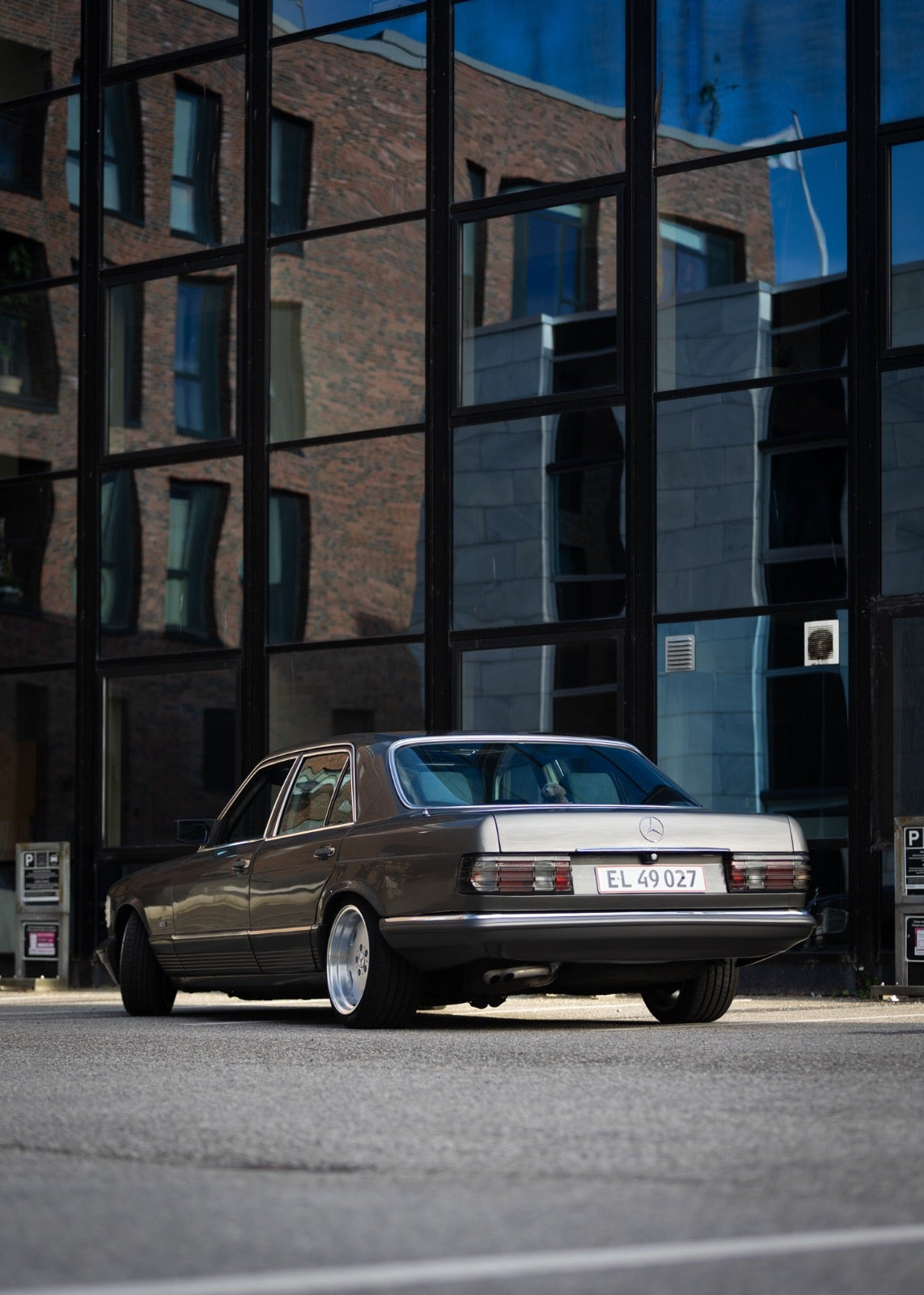 Grå Mercedes 280 SE fra 1981 set udefra