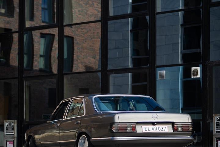 Grå Mercedes 280 SE fra 1981 set udefra
