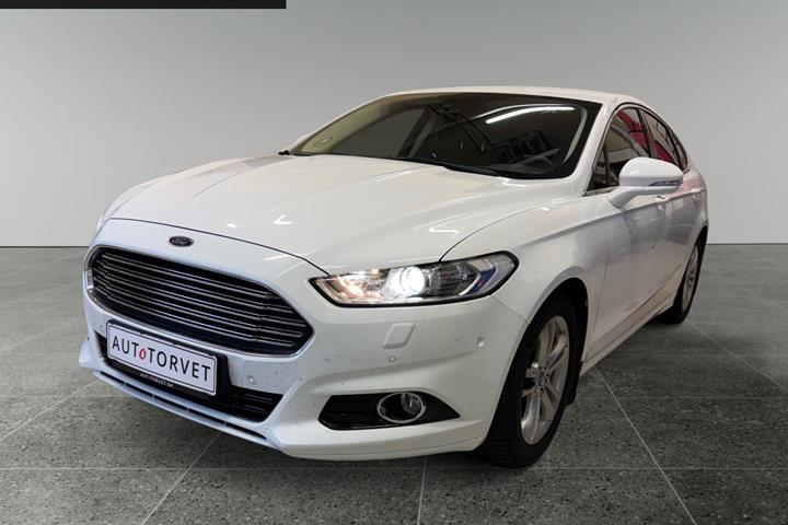 Hvid Ford Mondeo fra 2015 set udefra