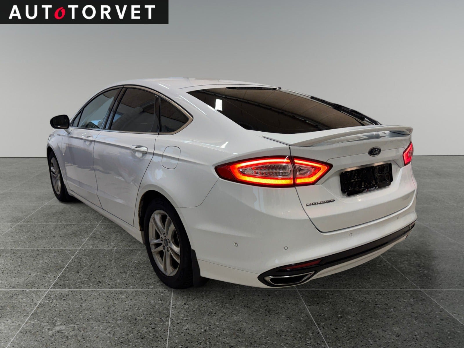 Hvid Ford Mondeo fra 2015