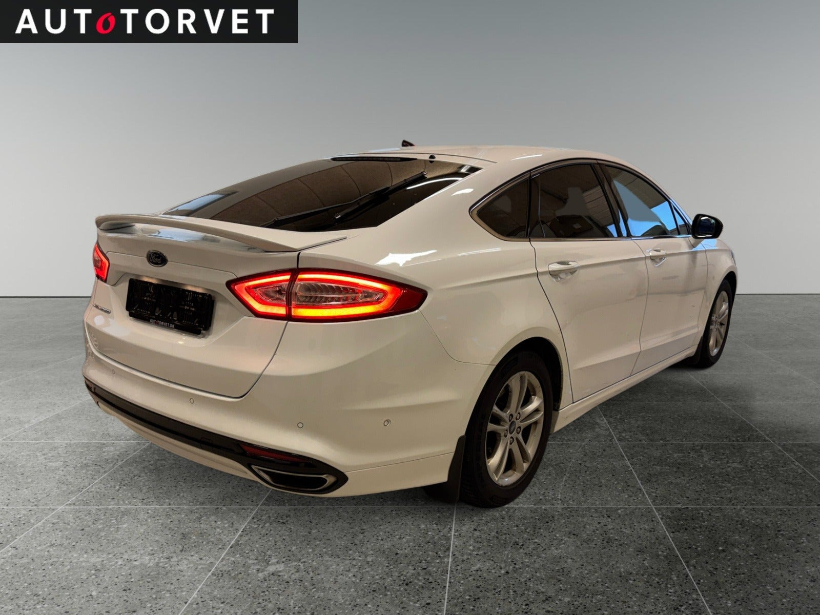 Hvid Ford Mondeo fra 2015