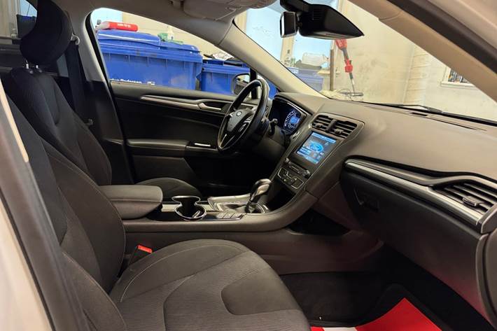 Hvid Ford Mondeo fra 2015