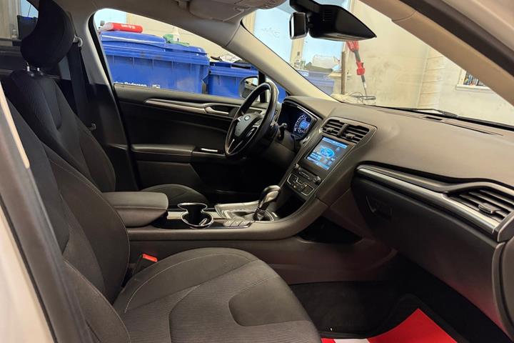 Hvid Ford Mondeo fra 2015