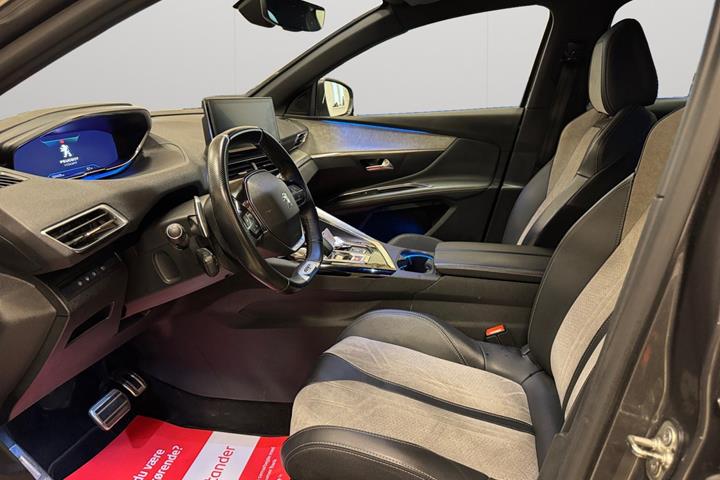 Grå Peugeot 3008 fra 2021