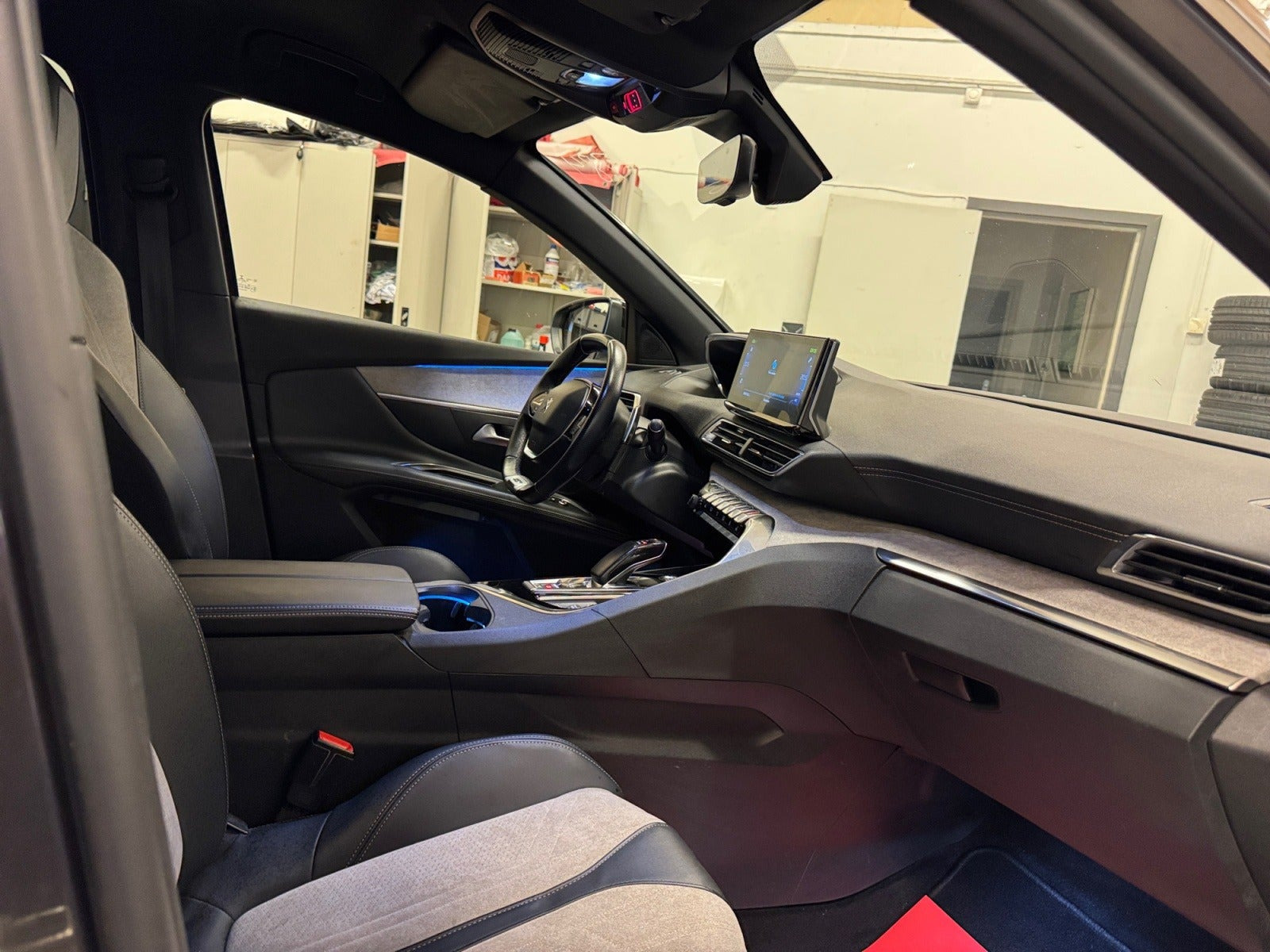 Grå Peugeot 3008 fra 2021