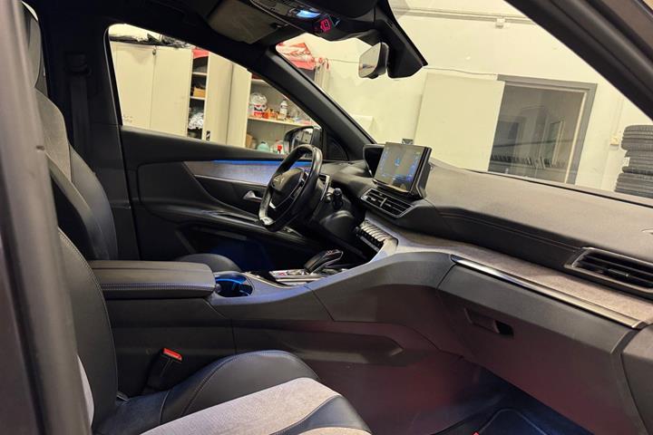 Grå Peugeot 3008 fra 2021