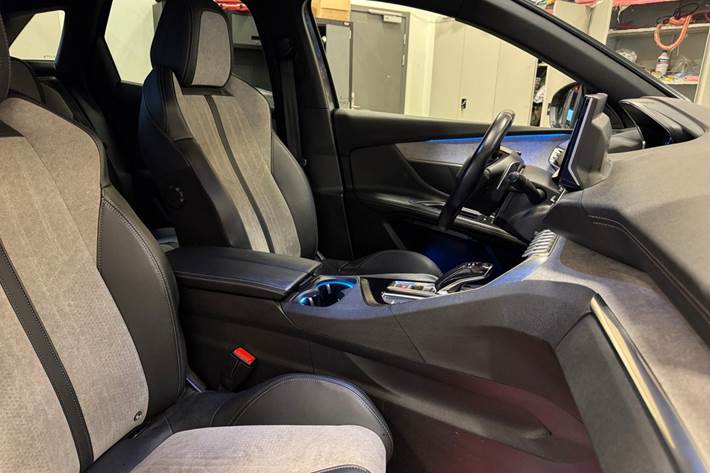 Grå Peugeot 3008 fra 2021