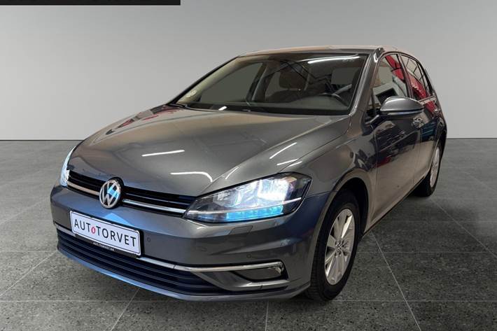 Grå VW Golf VII fra 2017