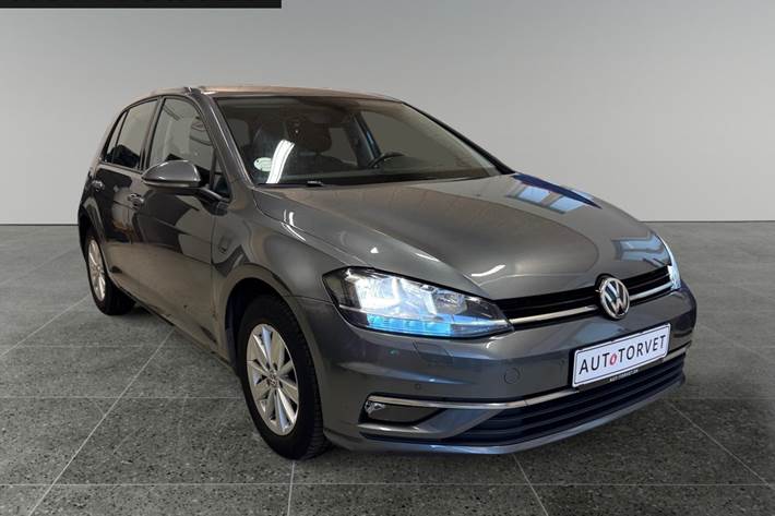Grå VW Golf VII fra 2017