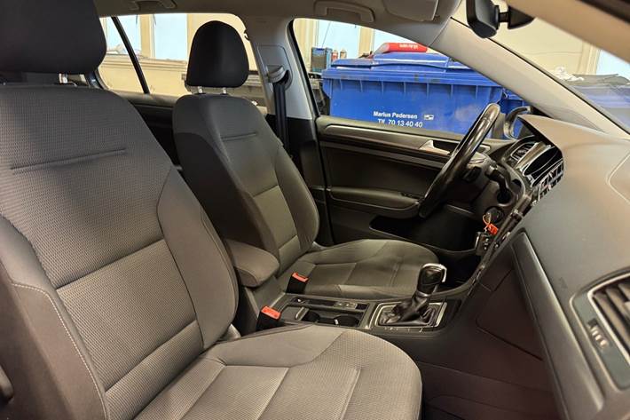 Grå VW Golf VII fra 2017