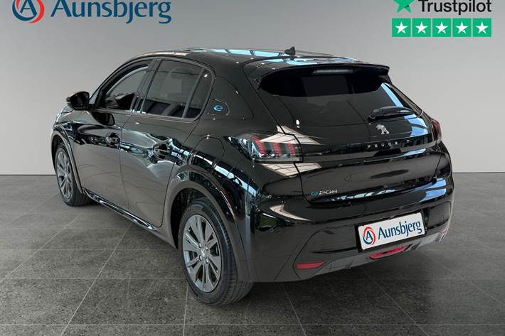 Sort Peugeot e-208 fra 2023