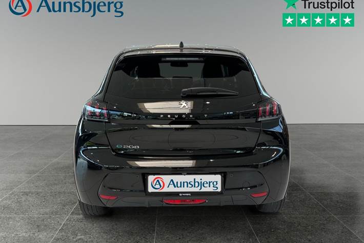Sort Peugeot e-208 fra 2023