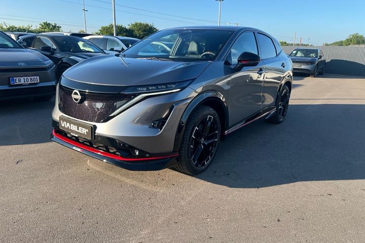 Grå Nissan Ariya fra 2026 set udefra