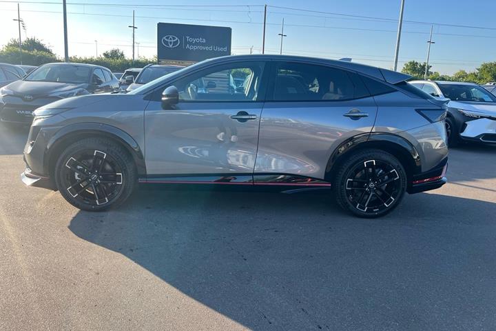 Grå Nissan Ariya fra 2026